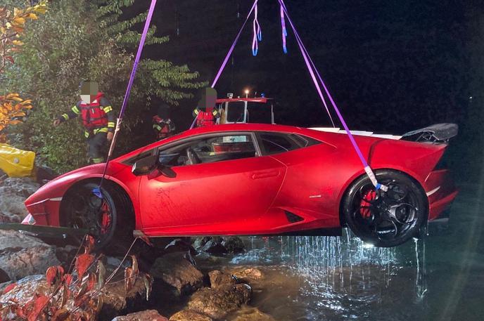 Lamborghini huracan | Reševanje iz jezera je trajalo tri ure, sodelovalo je 31 ljudi. | Foto Polizei OÖ