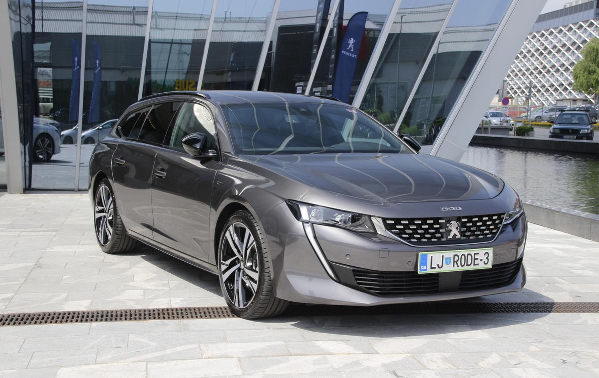 peugeot 508 SW | Hiter pogled na sprednji del peugeota 508 SW razkriva enako sliko kot pogled na limuzinskega 508. Žarometa pri opremi GT line samodejno menjata svetlobni snop s tehnologijo full LED. | Foto Aleš Črnivec