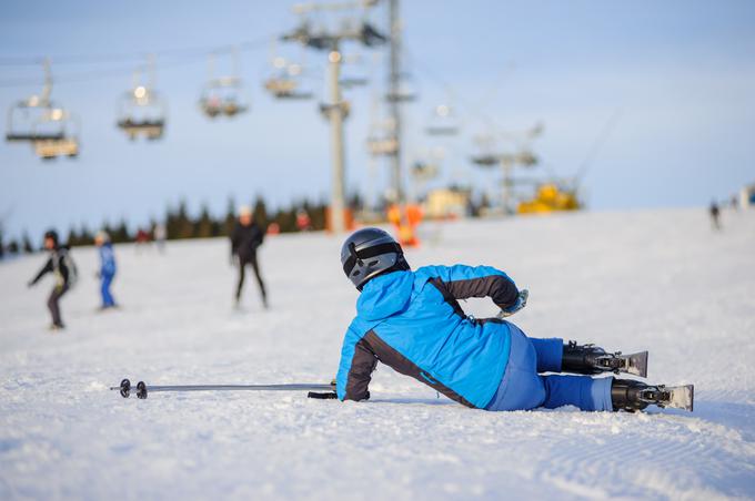 Ob manjši poškodbi lahko ponesrečencu pomagate zapustiti smučišče, ob težji poškodbi pa je pomembno, da ga do prihoda reševalcev ne premikate.  | Foto: Shutterstock