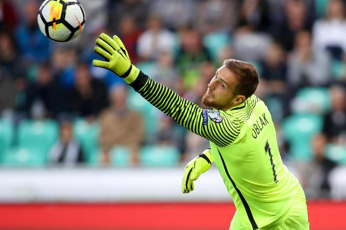 Tukaj je tudi Jan Oblak, ponos madridskega Atletica in slovenskega nogometa, ki seveda spada med najboljše vratarje na svetu. V kvalifikacijah je svojo nalogo opravil z odliko. Na desetih tekmah je prejel le sedem zadetkov, a se slovenski reprezentanci izračun vseeno ni izšel. Osvojenih je bilo premalo točk, zlasti na gostovanjih. Slovenija je osvojila četrto mesto v svoji skupini, Škofjeločan pa bo moral na svoje prvo veliko tekmovanje še malce počakati. Na nogometnem trgu je vreden 40 milijonov evrov, cena pa mu še raste. Kmalu bi se lahko na vrhu najvrednejših čuvajev mreže znašel sam. Zdaj si prvo mesto deli z Thibautom Courtoisom (Belgija), Manuelom Neuerjem (Nemčija) in Davidom de Geo (Španija). | Foto: Matic Klanšek Velej/Sportida