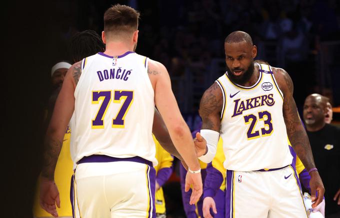 Luka Dončić in LeBron James nizata zmage. Še drugič zapored sta v treh dneh odpravila LA Clipperse, neposrednega tekmeca v boju za višja mesta na lestvici zahodne konference. Na dvoboju sta resda izgubila kar 14 žog (od skupno 16 Lakersov), a skupno prispevala kar 18 asistenc. Vsak po devet. | Foto: Reuters