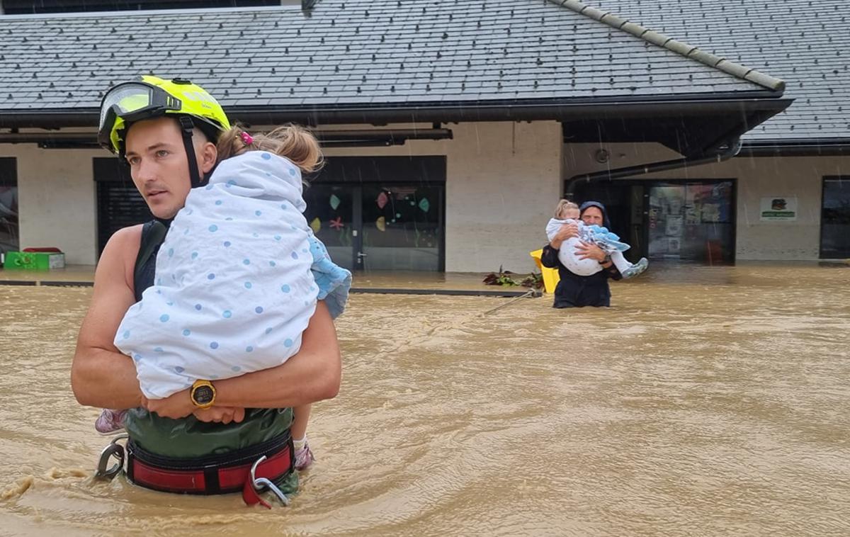 Poplave | Gasilci v Mengšu so dopoldne iz tamkajšnjega vrtca na varno evakuirali 22 otrok. | Foto PGD Mengeš