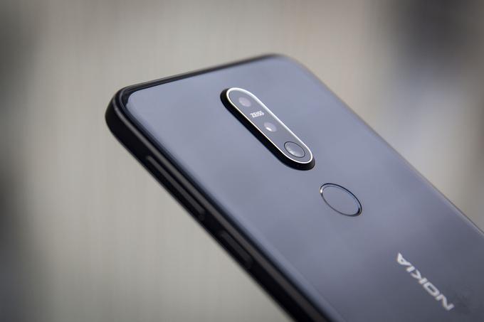 Oblikovna zasnova pametnega telefona Nokia 7.1, ki temelji na steklu in aluminiju, takoj ustvari vtis premijske naprave. | Foto: Bojan Puhek