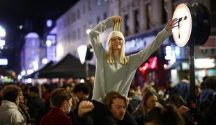 Odpravili koronaukrepe: Angleži žurali, kot da "so spet premagali naciste" #foto