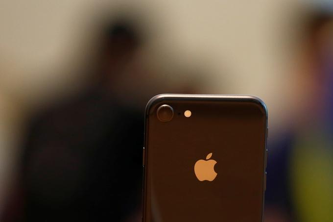 Znano je, da gre za pomanjkljivost znotraj razširitve jedra IOMobileFrameBuffer, ki razvijalcem programske opreme za Apple omogoča nadzor nad tem, kako pomnilnik naprave upravlja zaslon.  | Foto: Reuters