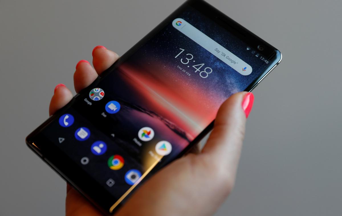 Pametni telefon | Pametne telefone z operacijskim sistemom Android, ki imajo že privzeto nameščene Googlove aplikacije, uporablja skoraj 80 odstotkov Slovencev (vir: gs.statcounter.com). Podobno prevlado ima Googlov operacijski sistem tudi v svetovnem merilu.  | Foto Reuters