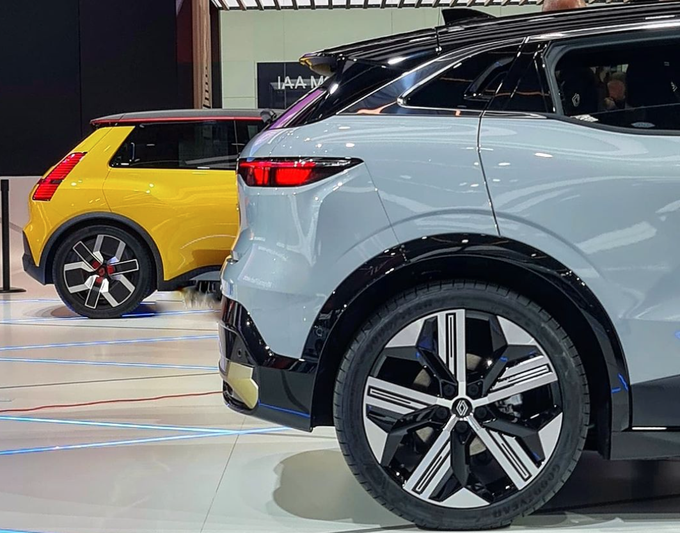 Električni renault 5 ob boku električnega križanca z imenom megane e-tech electric | Foto: Instagram Gilles Vidal