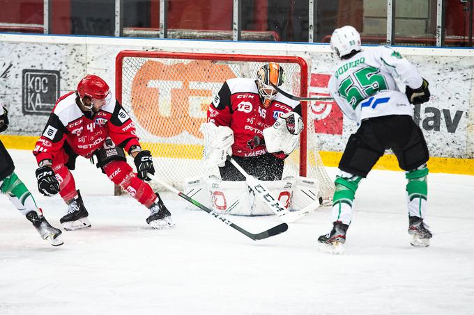 Jeseničani obžalujejo, da bo finale državnega prvenstva proti Olimpiji potekal le na dve zmagi. Prva tekma bo v torek v Ljubljani, druga v petek na Jesenicah, morebitna tretja v nedeljo v Ljubljani. | Foto: Peter Podobnik/Sportida