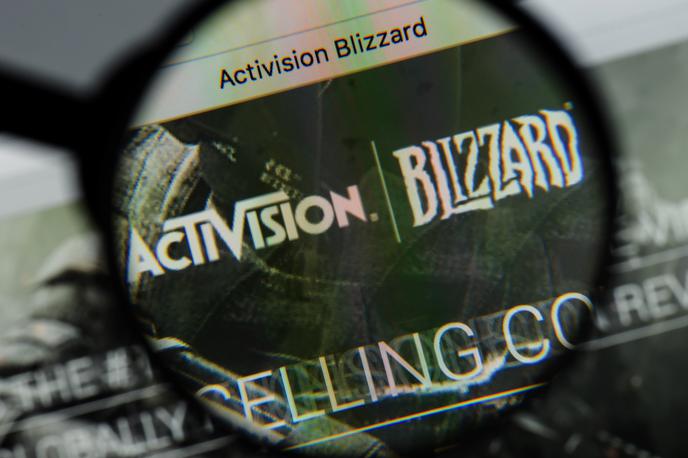 Activision Blizzard, Microsoft | Podjetje Activision Blizzard je nastalo leta 2008 s spojitvijo založnikov videoiger Activision in Vivendi Games (ta je bil lastnik razvojnega studia Blizzard, po katerem je zdajšnje podjetje tudi dobilo del imena). Gre za globalno četrto največje podjetje v industriji videoiger in največjega, ki se ukvarja izključno z videoigrami in ne tudi drugimi tehnologijami.  | Foto Shutterstock