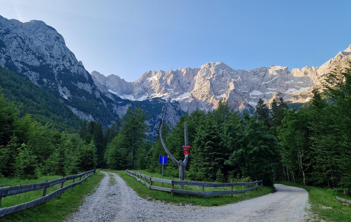 Jezersko Goli vrh | V nastanitvenih obratih v gorskih občinah je bilo 34 odstotkov vseh prenočitev, največ v občini Bled (na fotografiji je Goli vrh nad Jezerskim). | Foto Matej Podgoršek