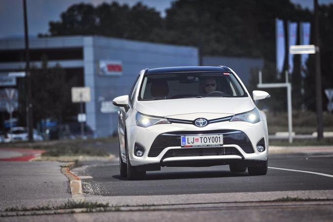 Tudi Toyota s prenovljenim avensisom beleži dobre prodajne rezultate. Japonci se vseeno še niso odločili, kakšna bo v Evropi prihodnost njihove limuzine in kdaj bo avensis dočakal novo generacijo. | Foto: Ciril Komotar