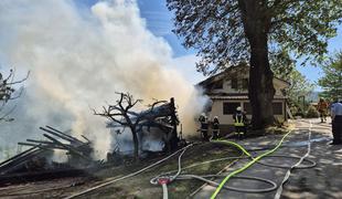 Požar v Žalcu povzročil ogromno škodo, en gasilec poškodovan