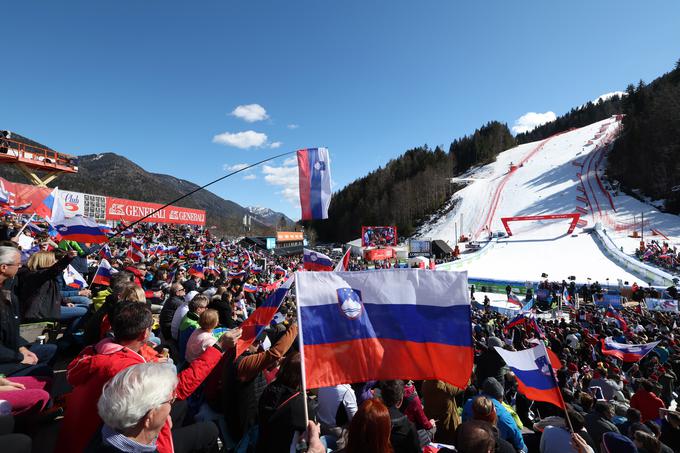 Ohranjajo tudi posebno vabilo navijačem, tudi na 64. Pokalu Vitranc bo vstop v ciljno areno na območje stojišč prost s slovensko zastavo v velikosti najmanj 150 cm dolžine. | Foto: Aleš Fevžer