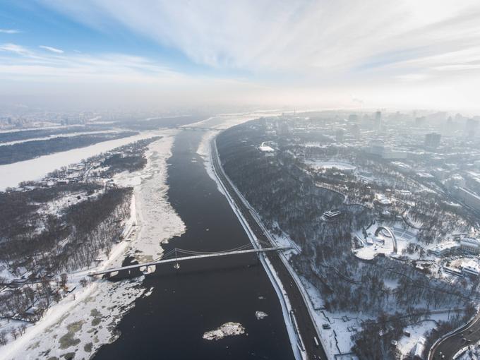 Kje natančno je ležala tako imenovana pradomovina Slovanov, je še vedno odprto vprašanje. Večina znanstvenikov jo umešča nekam na območje današnje Ukrajine, Belorusije in evropske Rusije, le med Poljaki je bolj priljubljena teorija, da je bila pradomovina Slovanov med Odro in Vislo na današnjem Poljskem. Kultura praškega tipa, ki jo arheologi povezujejo z zgodnjimi Slovani, se v poznem 5. stoletju prvič pojavi na območju današnje zahodne Ukrajine. Številni znanstveniki oziroma arheologi so prepričani, da so bili pred praško kulturo zgodnji Slovani oziroma Praslovani od 3. do 5. stoletja nosilci kulture kijevskega tipa, ki je zajemala območje srednjega in zgornjega toka Dnepra. Na fotografiji je reka Dneper pri Kijevu. | Foto: Guliverimage/Vladimir Fedorenko