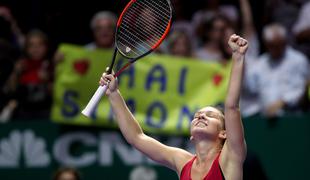 Simona Halep v dveh nizih zmlela Francozinjo, tudi Wozniackijeva ekspresno