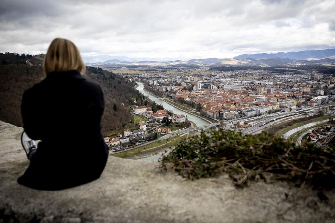 S Tino Trstenjak smo se srečali na Celjskem gradu, kjer je junija lani organizirala poslovilno zabavo. Zakaj se je odločila ravno za to lokacijo? "Ker sem Celjanka, ker sem želela imeti zabavo na prostem in ker se mi to v mojem kraju zdi preprosto najlepši prostor." | Foto: Ana Kovač