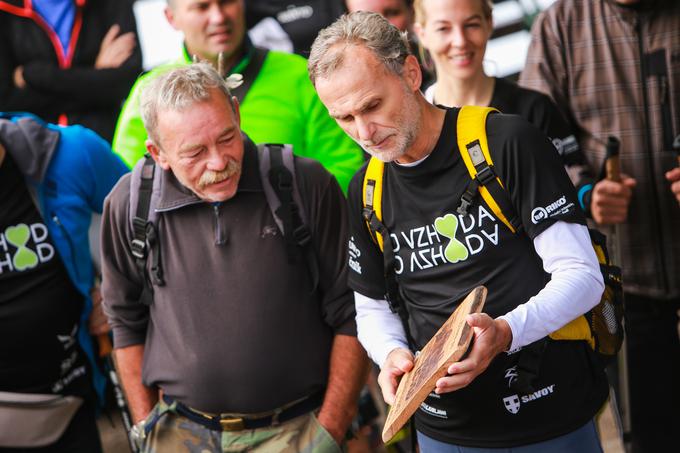 Šarf je sodeloval tudi pri organizaciji projekta Od vzhoda do vzhoda, kamor sta Betka Šuhel Mikolič in Metka Albreht zvabili že več tisoč ljudi. Na fotografiji je Šarf s spominsko ploščo, ko so jo Betki in metki podarili planinci. | Foto: Mediaspeed