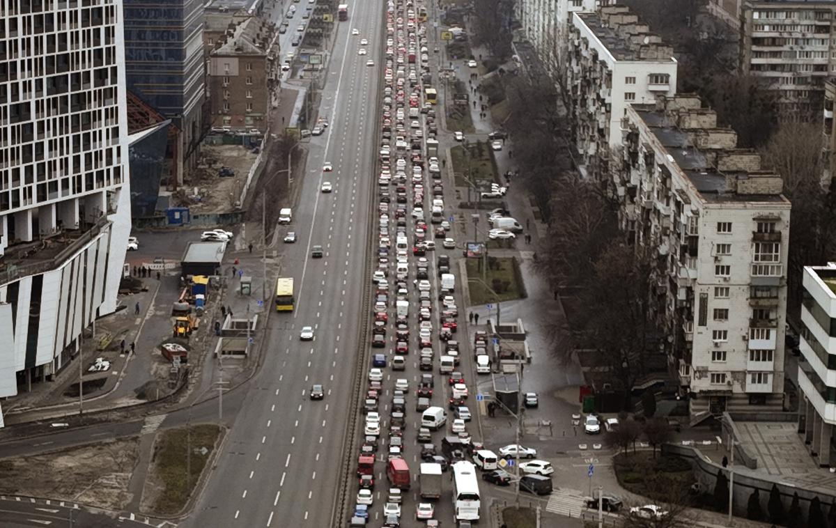 Ukrajina. Ljudje zapuščajo Kijev. | Grozljive napovedi so se uresničile: Rusija je napadla Ukrajino. | Foto Guliverimage/AP