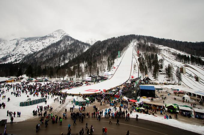 V četrtek se je po podatkih prirediteljev v Planici zbralo 15 tisoč gledalcev. | Foto: Žiga Zupan/Sportida