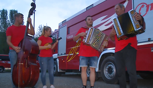 Navijači se že ogrevajo, tamburaši že v pripravljenosti #video