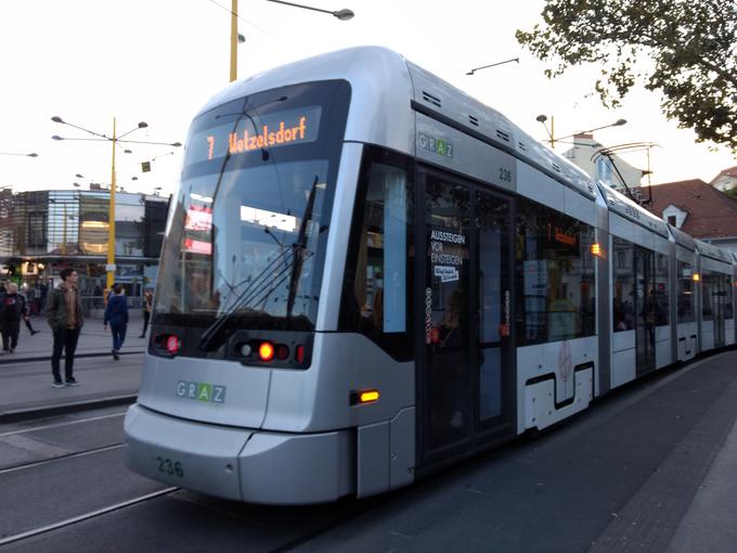 V Gradcu je nakup mesečne vozovnice mogoč v vsakem tramvaju, na številnih avtomatih na postajah tramvajev in avtobusov, v širokem omrežju pooblaščenih prodajalcev, na železniških postajah kjerkoli v Avstriji ter prek spletne in mobilne prodaje avstrijskih železnic ali mobilne aplikacije holdinga mesta Graz.  | Foto: Srdjan Cvjetović