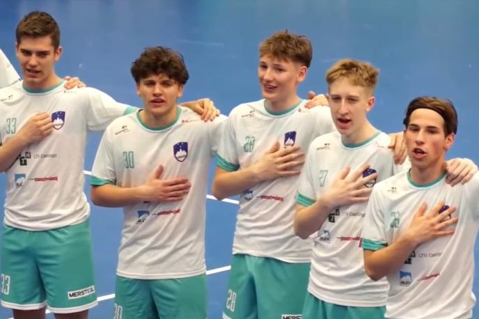 slo 1 | Mladi slovenski igralci floorballa so pred tretjo tekmo svetovnega mladinskega prvenstva v Zürichu v Švici po spodrsljaju organizatorja, ki ni zagotovil predvajanja slovenske himne, Zdravljico odločno odpeli kar sami.