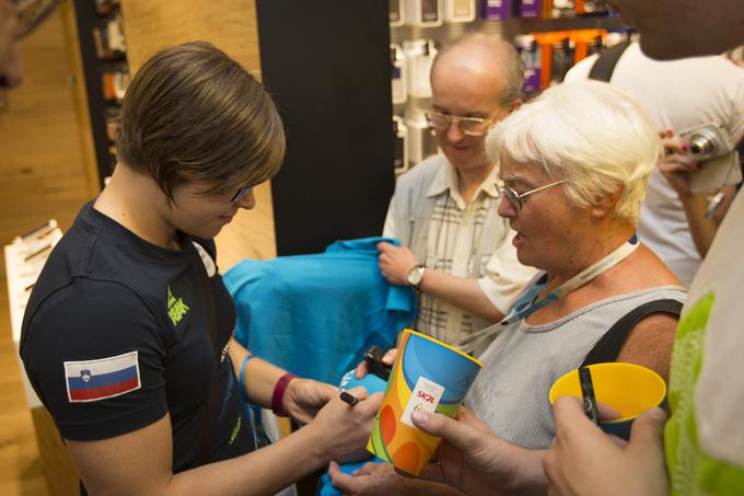 Med navijači je bila tudi 72-letna Majda iz Ljubljane, ki kar ni mogla verjeti, kako uspešna je v športu miniaturna Slovenija. Druženje z olimpijci ji je pomenilo ogromno. "To mi je dalo ogromno zadovoljstvo, ki ga ne bom pozabila, doker ne umrem. Pa če tudi je to že jutri." | Foto: Bojan Puhek