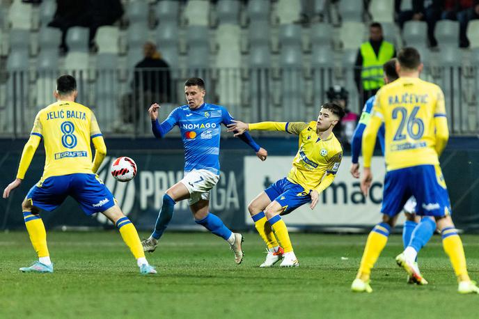 Koper Bravo | Koprčani so na pomembni tekmi za naslov prvaka izgubili z Radomljami (1:3). Pred zadnjim nedeljskim krogom ima Maribor na vrhu točko prednosti pred Koprom. | Foto Vid Ponikvar