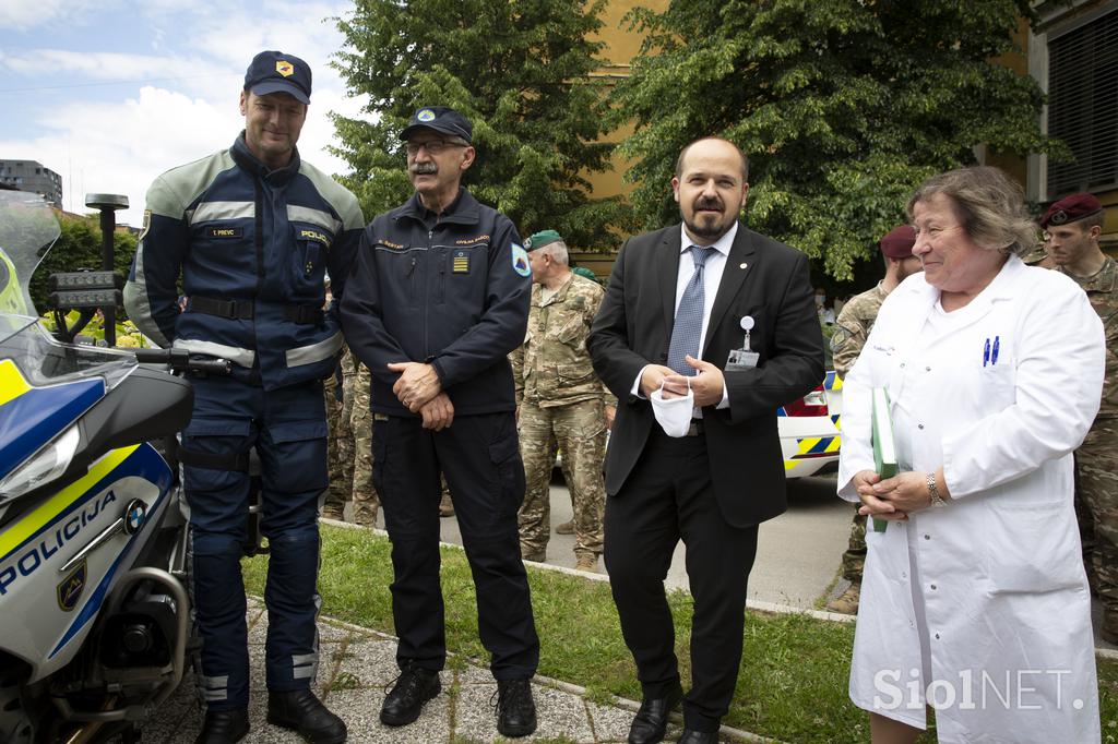 Prelet vojaških letal v podporo in zahvalo zdravstvenim delavcem.