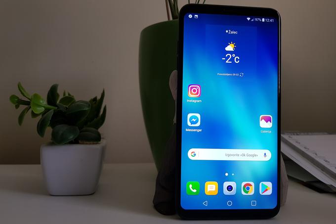 LG V30 trenutno ponuja najboljšo izkušnjo poslušanja glasbe na pametnih telefonih z uporabo slušalk, a zna početi tudi druge stvari - je eden najboljših letošnjih telefonskih fotografov in snemalcev videa, lahko se gre potapljat in je izredno hiter, saj ga poganjajo skoraj enake komponente kot večino drugih letošnjih najzmogljivejših pametnih telefonov.  | Foto: Matic Tomšič