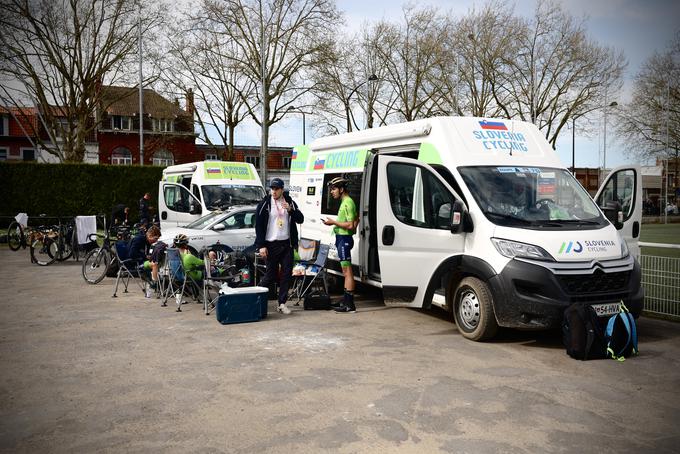 Slovenska reprezentanca mladih na letošnji dirki Pariz-Roubaix. | Foto: Ana Kovač