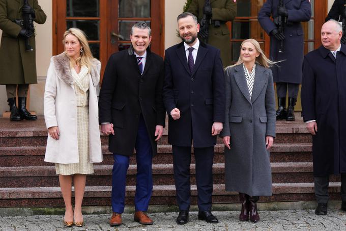 Ameriški obrambni minister Pete Hegseth (drugi z leve) je danes na obisku v Varšavi. Ob njem je podpredsednik poljske vlade in poljski obrambni minister Wladyslaw Kosiniak-Kamysz (drugi z desne).  | Foto: Reuters