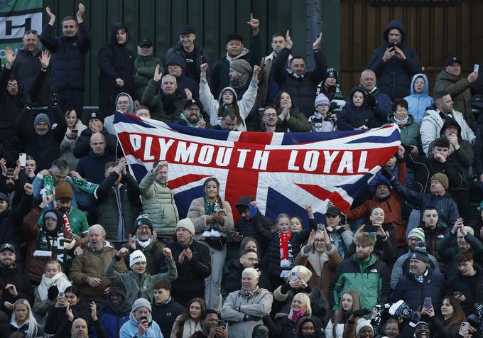 Navijači zadnjeuvrščenega drugoligaša niso skrivali zadovoljstva po senzacionalni zmagi nad Liverpoolom. | Foto: Reuters