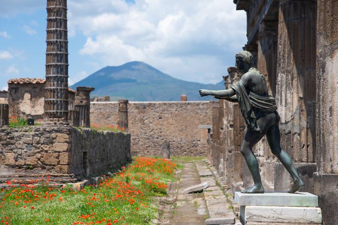 Pompeji, bog Apolon | Avtor zvitka je bil verjetno epikurejski filozof Filodem, ki je pisal o glasbi, hrani in kako uživati v življenju. | Foto Reuters