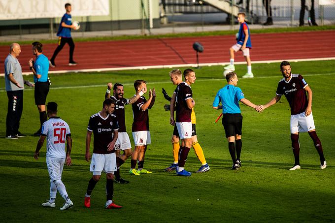 Kranjčani niso skrival navdušenja po zmagi nad Aluminijem, trener gostov Slobodan Grubor pa je imel kratek pogovor s sodnikom Asmirjem Sagrkovićem. | Foto: Grega Valančič/Sportida