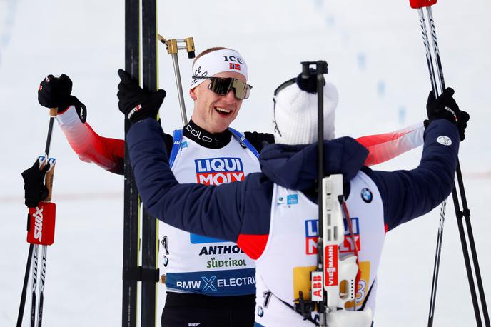 Tarjei Boe Johannes Thingnes Boe | Na zmagovalnem odru sta končala oba brata Boe, a tokrat je slavil Tarjei, Johannes Thingnes pa je zasedel tretje mesto. | Foto Reuters