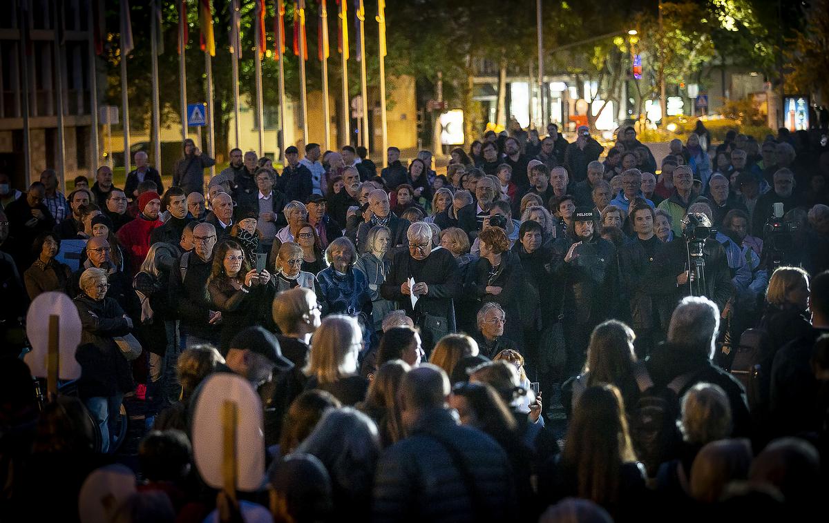 Shod za javni RTV | "Predstavniki sindikata so intenzivno pritiskali na dnevnega urednika in odgovorno urednico informativnega programa, kaj se sme objaviti in česa se ne sme," pravijo v ZNP. | Foto Ana Kovač