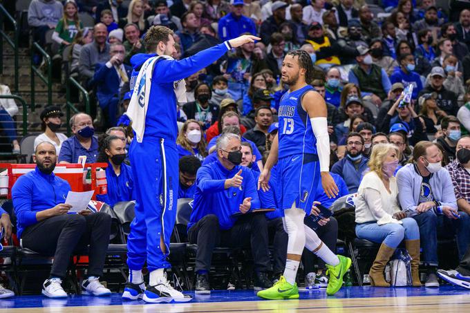 Dončić in Brunson sta v zadnji četrtini zaigrala pazljivo v obrambi, saj sta imela pet osebnih napak. | Foto: Reuters