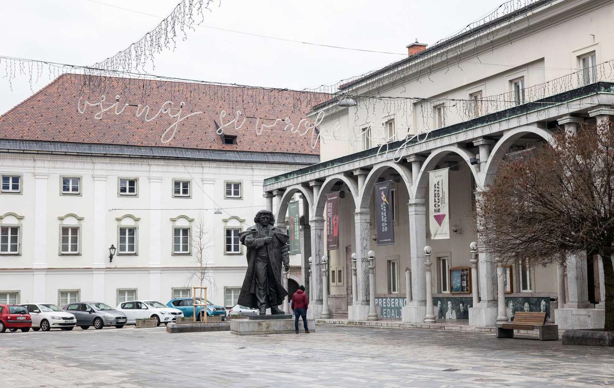 Kranj | Želja občine je, kot so poudarili, ohraniti podobo kulturnega, urejenega in arhitekturno skladnega mesta, ki stopa v korak s časom, zato so v starem mestnem jedru poslikave prepovedane. | Foto STA/Katja Kodba