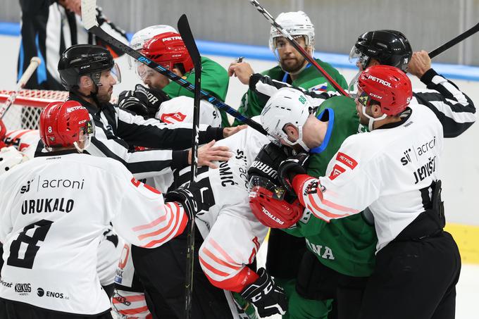 Olimpija je pred novo sezono močno okrepila ekipo, a ji tudi reprezentanti niso pomagali do zmage nad požrtvovalnimi Jeseničani. | Foto: Aleš Fevžer