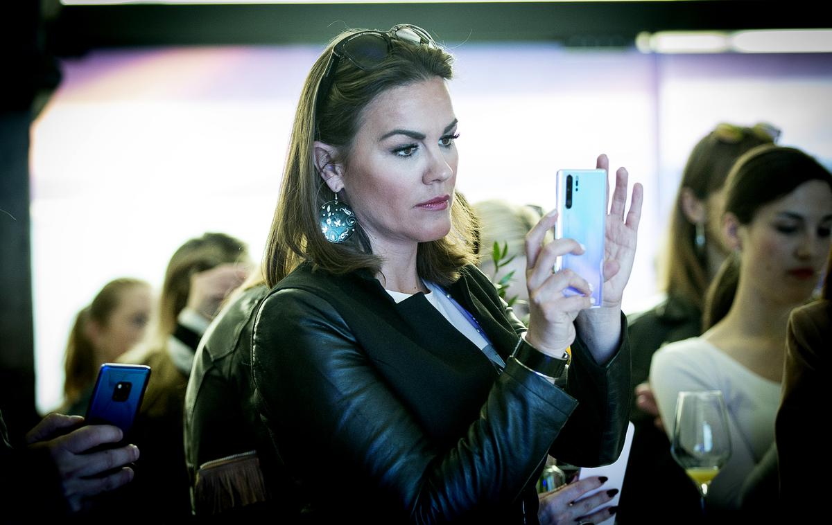 Rebeka Dremelj, Huawei P30 Pro | Rebeka Dremelj s pametnim telefonom Huawei P30 Pro | Foto Ana Kovač