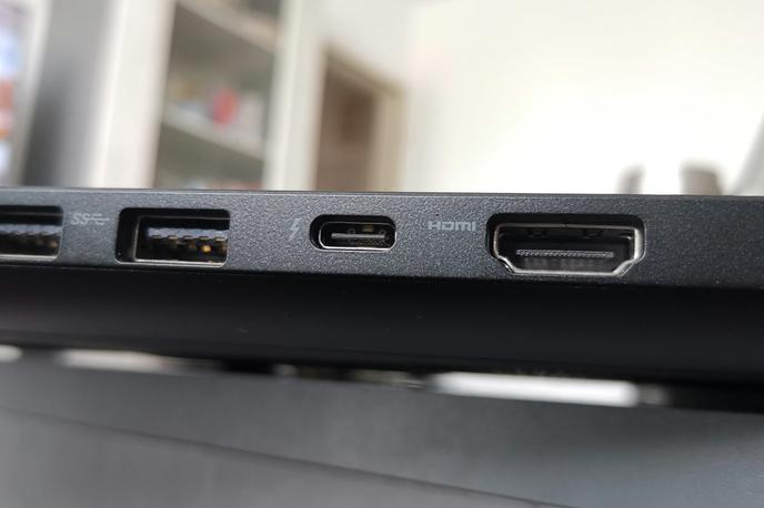 Thunderbolt 3 | Na tej fotografiji je na sredini izhod Thunderbolt 3, ki pa uporablja enak priključek, USB-C, ki ga bo v prihodnje tudi standard USB4. Ta bo za nameček polno združljiv tudi s Thunderboltom 3, ki ga za zdaj praviloma najdemo na napravah višjega cenovnega razreda. To je ena od prednosti, ki jih prinaša USB4 - standard Thunderbolt 3, ki je do zdaj veljal za bolj ekskluzivnega, bo na voljo vsem, le imeti bo treba dovolj kakovosten kabel. | Foto Matic Tomšič