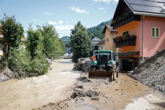 Poplave | Voda, ki je poplavila območja in prostore, je onesnažena, ker so v njej lahko kanalizacijska voda, odpadki, trupla živali, nevarne snovi, večji predmeti in blato. | Foto STA