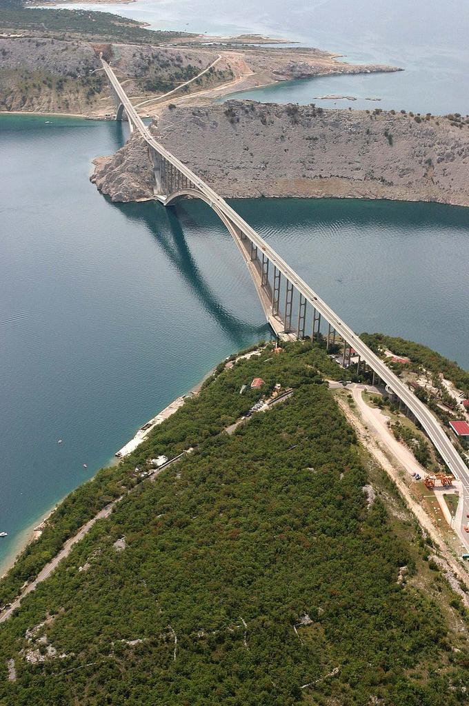 Podjetje Fundus Nekretnine Darka Alegića, ki ga je financirala Factor banka, je gradilo apartmaje v kraju Čižići na Krku. | Foto: STA ,