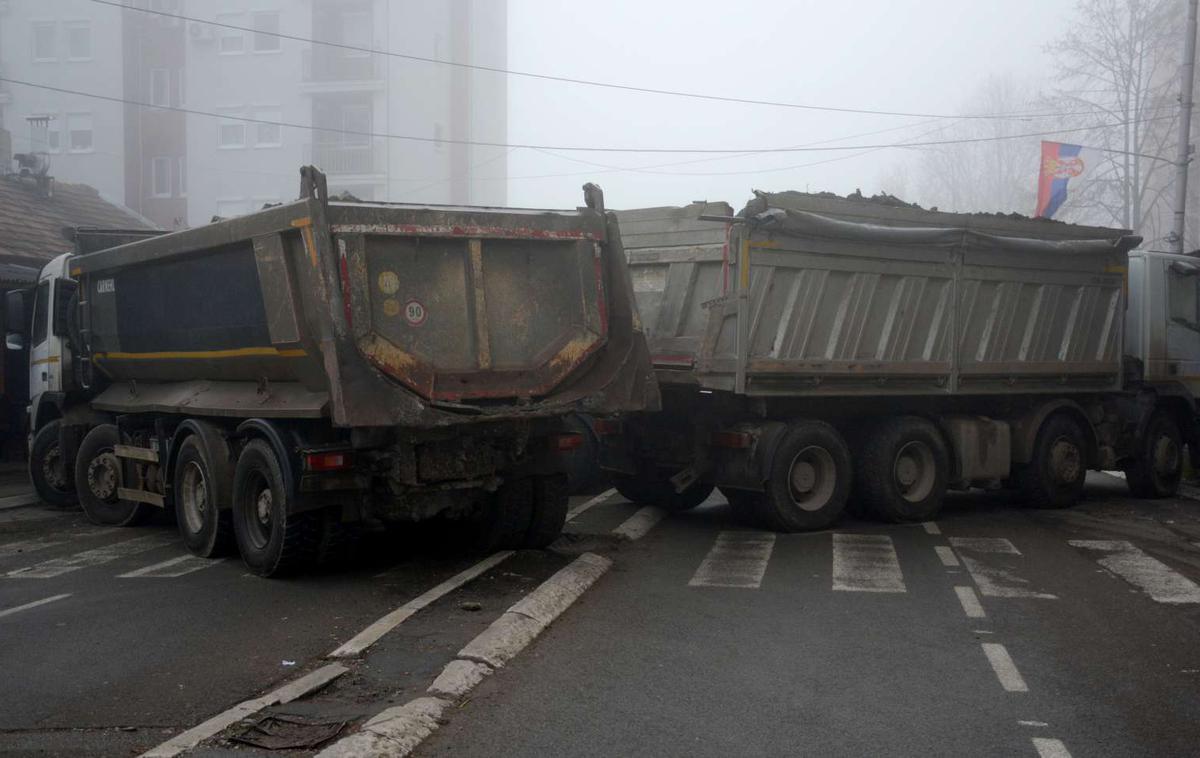 Kosovo | Srbi so postavili številne zapore na pomembnejših cestah na severu Kosova, v enem primeru pa tudi na srbski strani meje.  | Foto STA