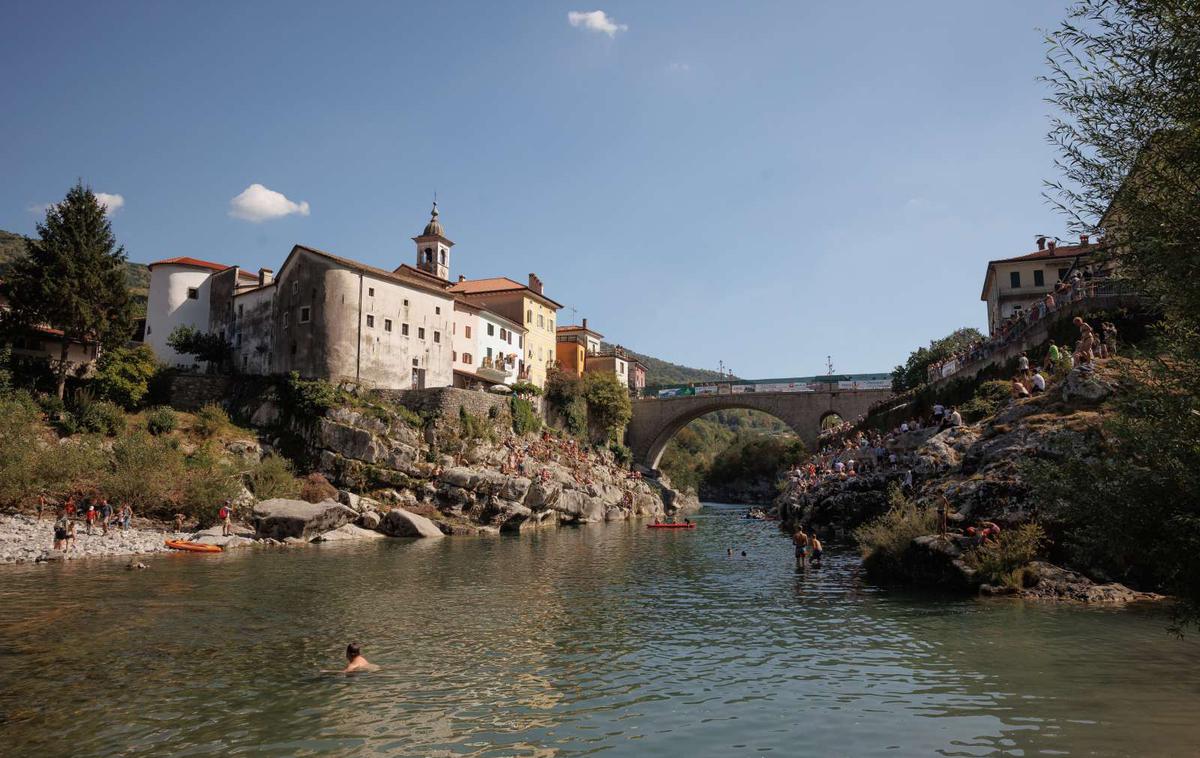 Kanal ob Soči | Na občini Kanal ob Soči so v rednih stikih z Nacionalnim inštitutom za javno zdravje, s katerim usklajujejo nadaljnje korake. Doslej so pristojni prečrpali vso onesnaženo vodo iz vodohramov v vaseh v zaprte bazene. | Foto STA