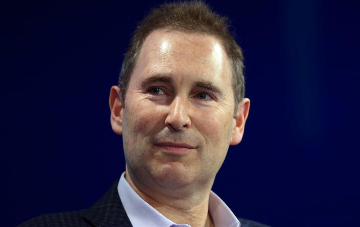 Andy Jassy | Andy Jassy ima pred sabo nekaj težkih izzivov, od katerih je Jeff Bezos s predajo direktorskega stolčka zdaj dvignil roke. Predvsem se bo moral spopasti z očitki o Amazonovem monopolu, nekaj pa bo moral storiti tudi z nevzdržnimi delovnimi pogoji v nekaterih Amazonovih skladiščih. | Foto Reuters