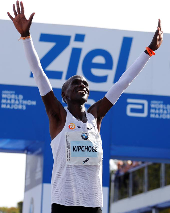 Kipchoge je rekord na sloviti trasi v Berlinu lovil že leta 2015 in 2017. | Foto: Reuters