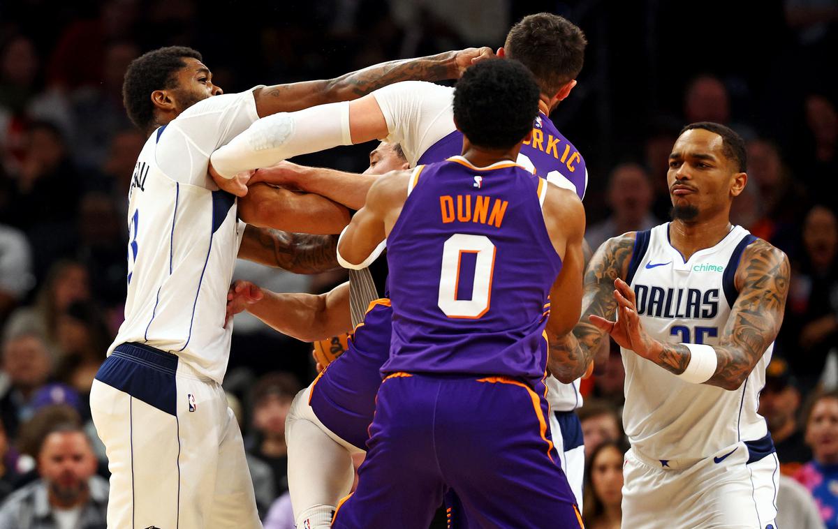 Dallas Mavericks : Phoenix Suns Naji Marshall Jusuf Nurkić | Jusuf Nurkić in Naji Marshall sta obračunala s pestmi. | Foto Reuters