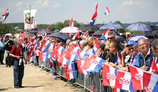 Udeleženci shoda v Pliberku nad slovenskega snemalca